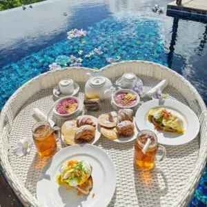 Café da manhã na piscina privada do quarto