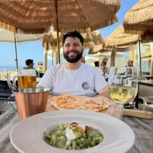 Almoço tropical com vista para o mar