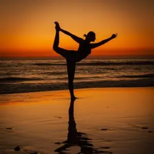 Aula de yoga em frente a praia