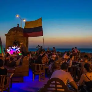 Drinks no pôr do sol na muralha de Cartagena