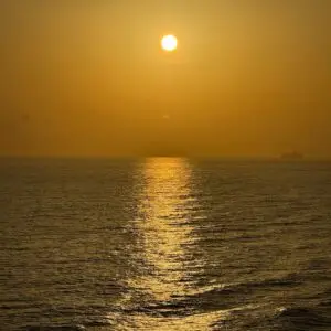 Passeio romântico de barco no pôr do sol