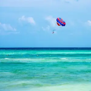 Passeio de parasailing no Caribe