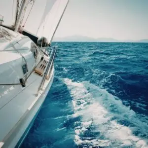 Passeio de vela pelas águas cristalinas