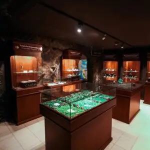 Visita no museu da Esmeralda com presente para a noiva