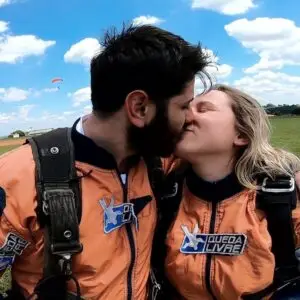 Passeio de paraquedas para o casal aventureiro