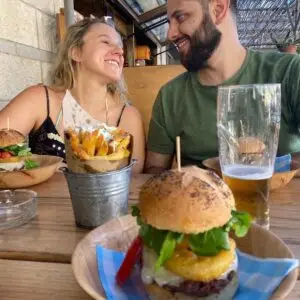 O primeiro hambúrguer de casados